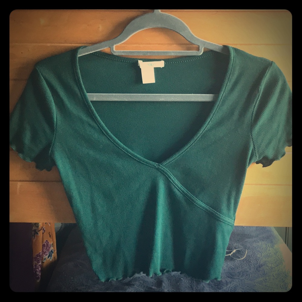 I’m selling an olive green crop top